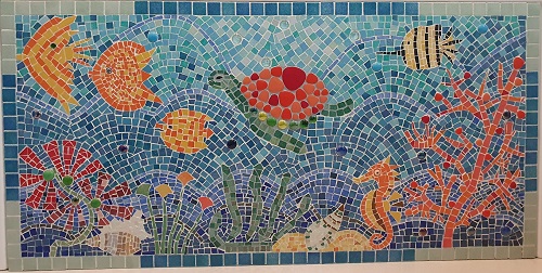 Décor de baignoire en mosaïque réalisé avec des Emaux de Briare Harmonie et des billes de verre